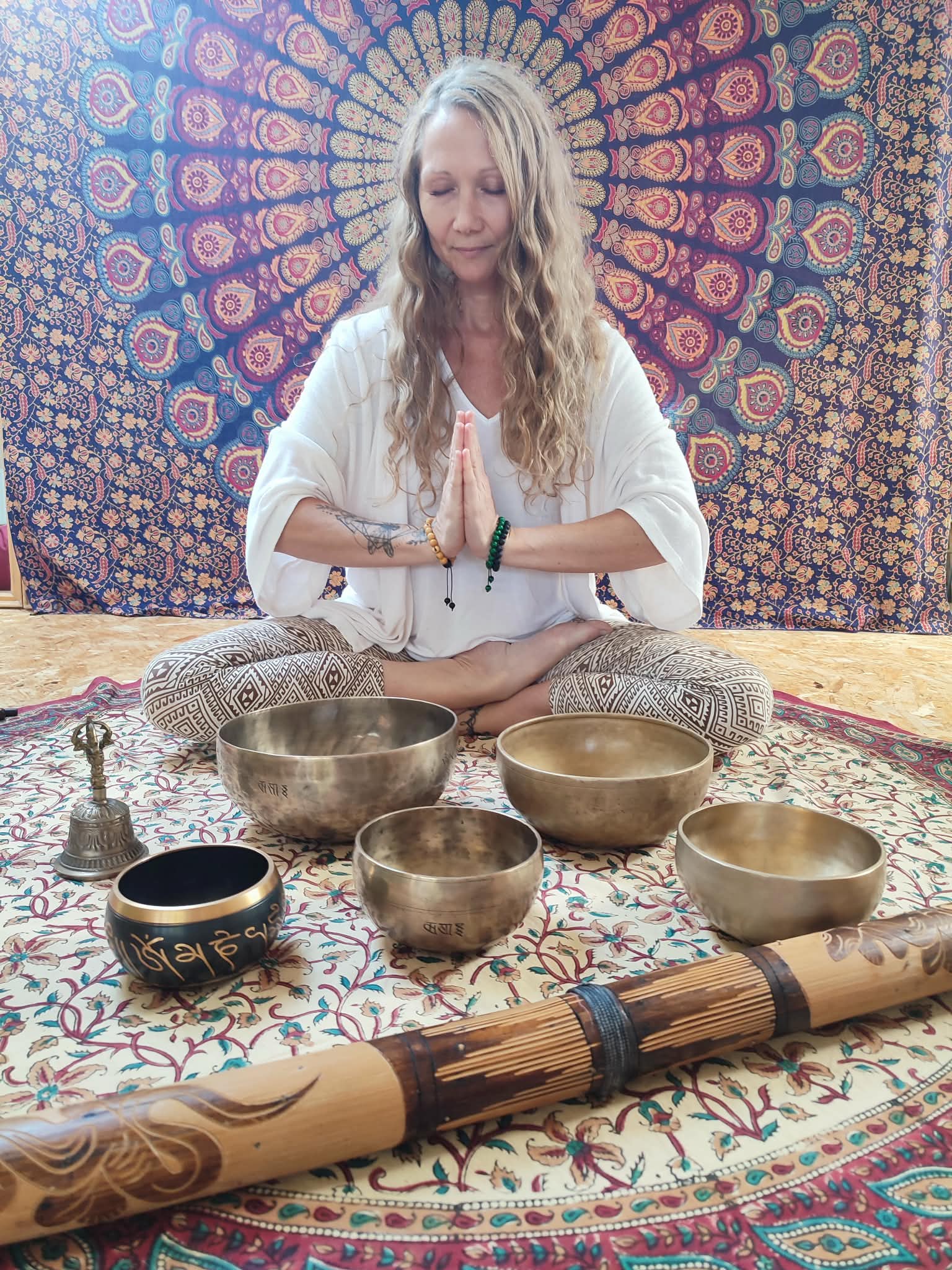 Petra Kežman v meditaciji s tibetanskimi posodami