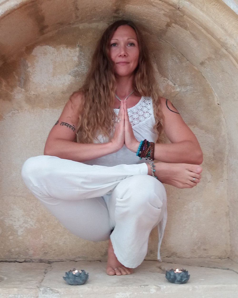 Petra Kežman med meditacijo v naravi