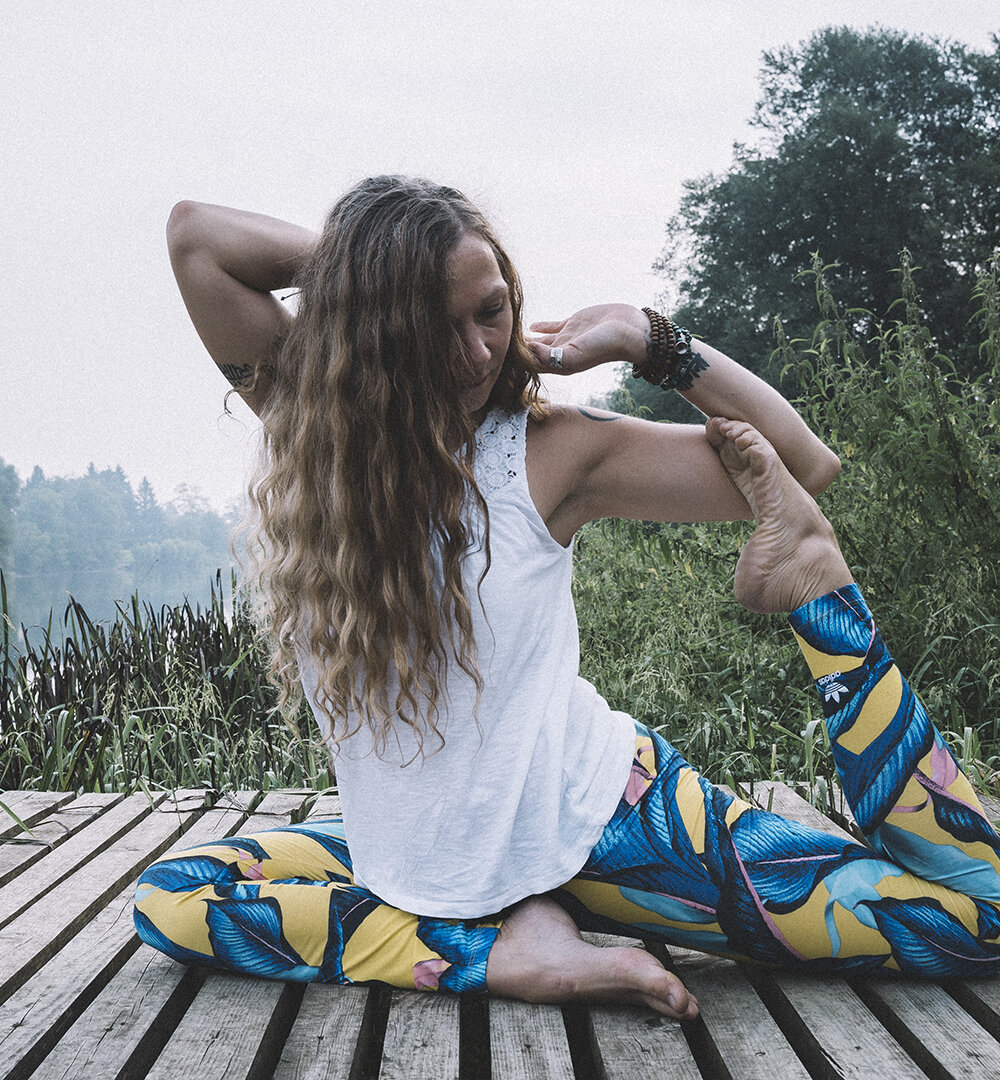 Petra Kežman v meditativnem sedu, dlani sklenjene pred prsmi