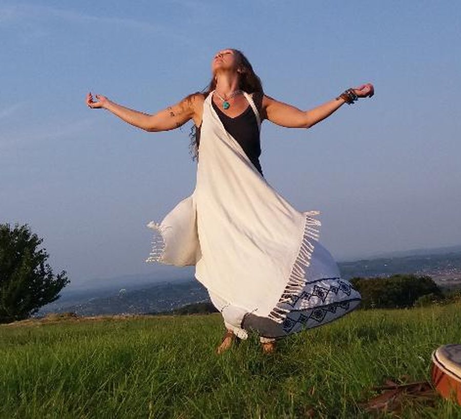 Zamegljen posnetek plesalca med šamanskim trance dance ritualom